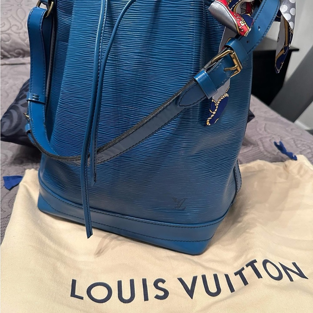 Louis Vuitton Blue Epi Women's Bag authentic